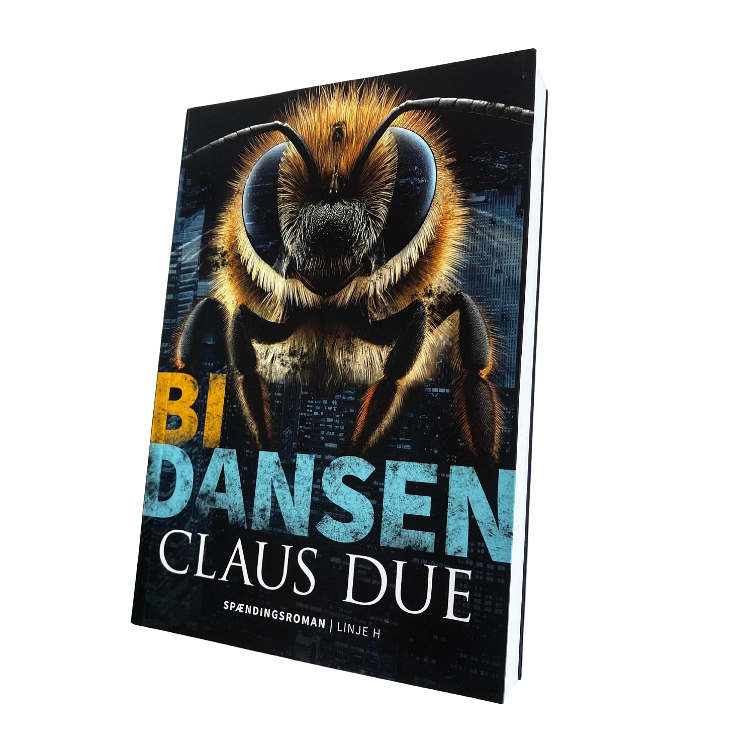 Claus Dues spændingsromaner, der åbner læsernes øjne for konsekvenser af ny teknologi og menneskets ødelæggelse af naturens balance. Videnskabethrillere kalder Bibliotekerne dem.